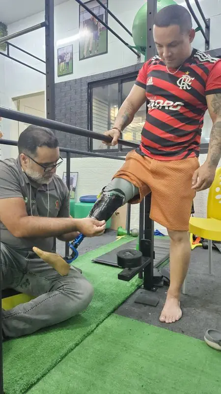 Léo ajustando a prótese de um paciente