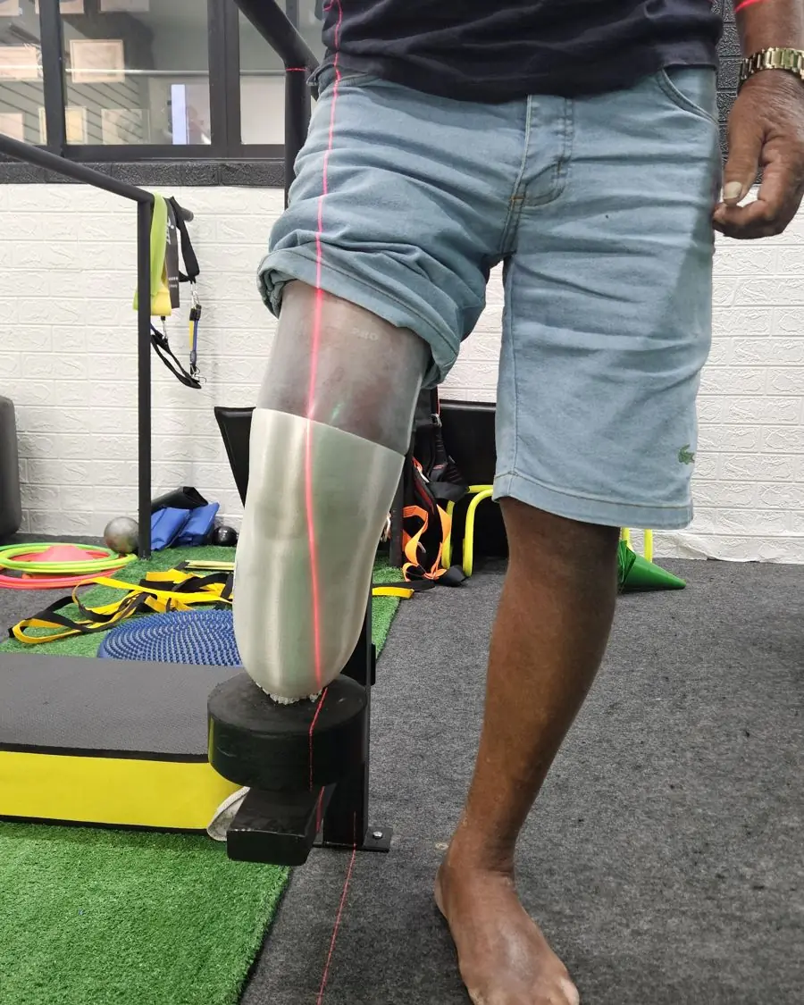 Prótese sendo alinhada com guia de laser