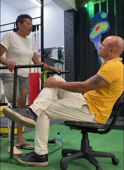 Léo conversando com uma paciente com prótese durante a avaliação