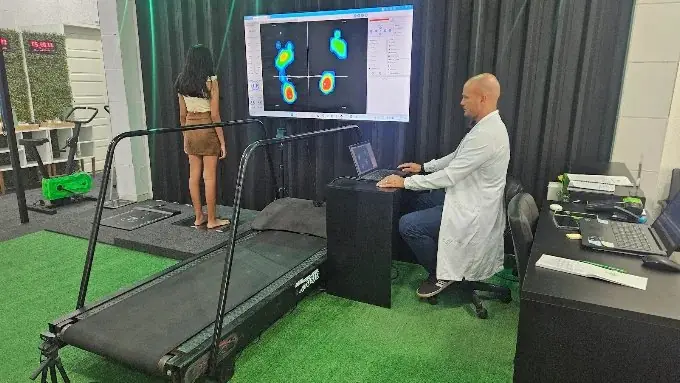 Avaliação da pisada com mapa de pressão plantar na tela