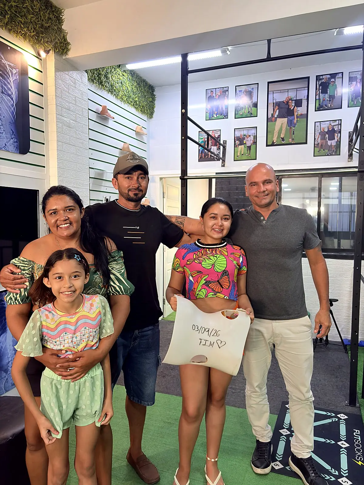 Família de uma paciente da Rede Escoliose reunida com o Léo no laboratório