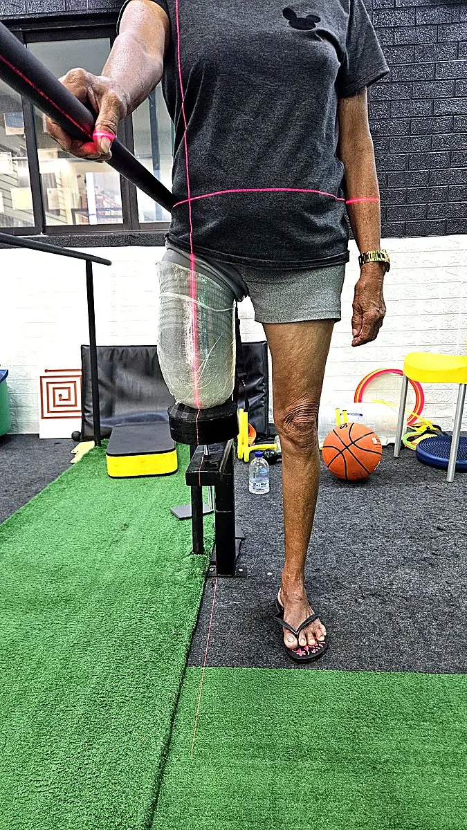Paciente com encaixe de prova tendo a prótese alinhada com guia de laser