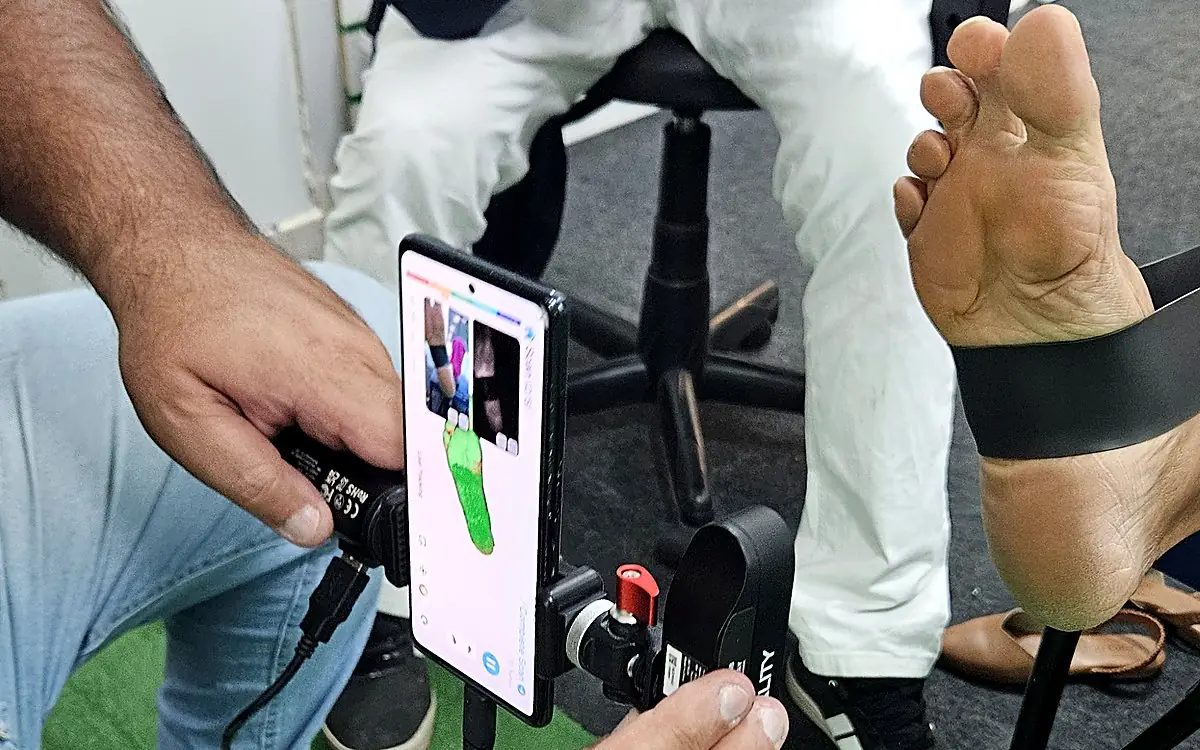 Escaneamento 3D da planta do pé com o modelo aparecendo no celular