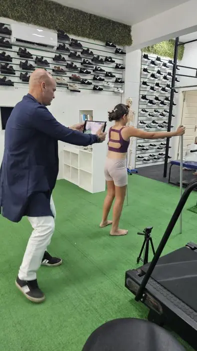 Léo fazendo o escaneamento 3D do tronco de uma paciente com um tablet