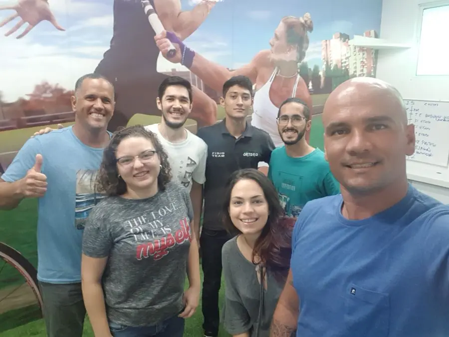 Léo em selfie com alunos