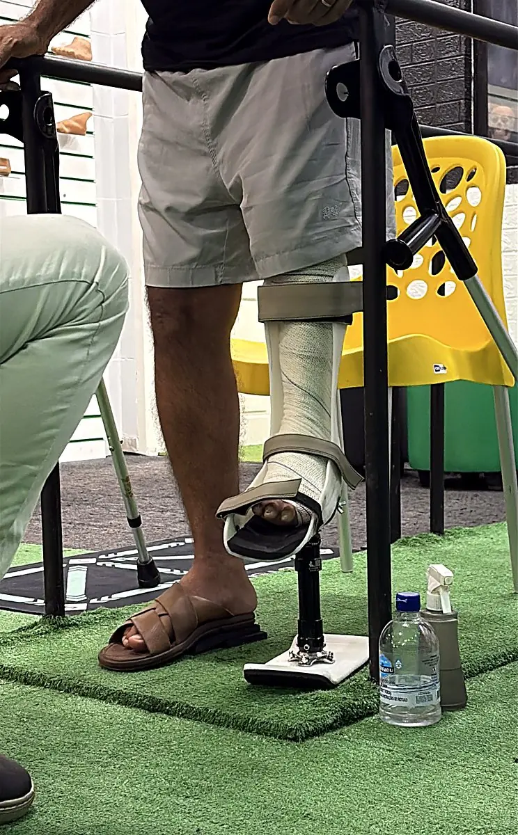 Ajuste técnico da órtese com o paciente nas barras paralelas