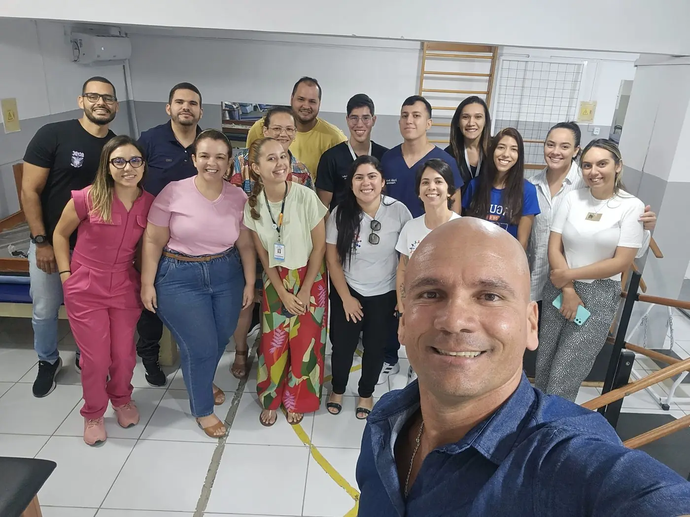 Léo em selfie com uma turma da Escola de Tecnologias Assistivas